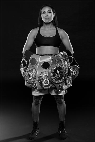 Cecilia Braekhus med VM-belter etter karrieren i proffboksing